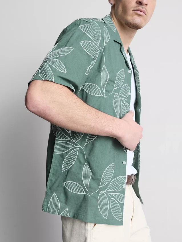 Košile s kraťasy a knoflíky, zdobená výšivkou listů