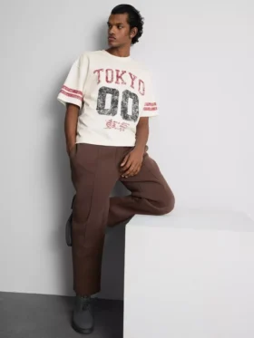 Košile s krátkým rukávem a grafickým potiskem v stylu „distressed“ z Tokia
