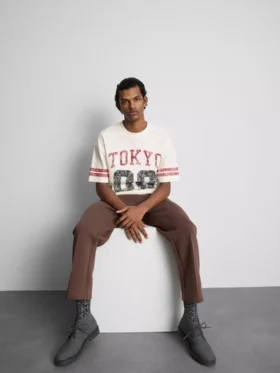 Košile s krátkým rukávem a grafickým potiskem v stylu „distressed“ z Tokia