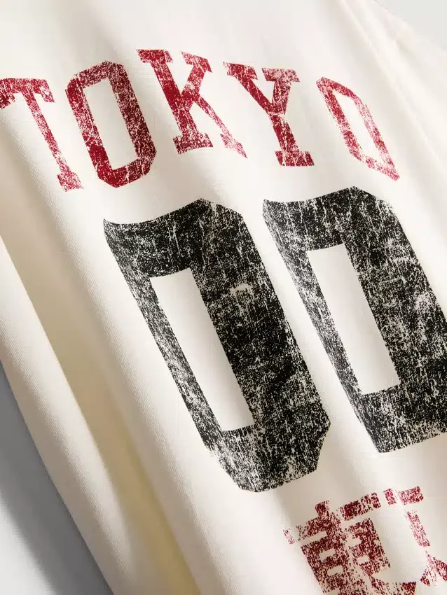 Košile s krátkým rukávem a grafickým potiskem v stylu „distressed“ z Tokia