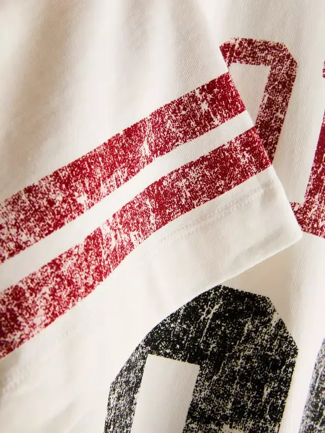 Košile s krátkým rukávem a grafickým potiskem v stylu „distressed“ z Tokia