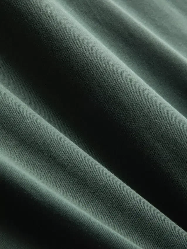 Košile s úzkým střihem a pružným materiálem