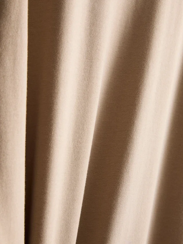Košile s úzkým střihem a pružným materiálem
