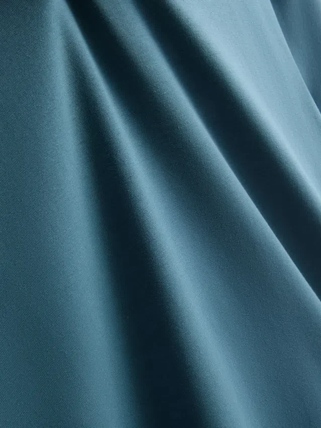 Košile s úzkým střihem a pružným materiálem