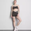 Kontrastně lemovaný sportovní crop top s kříženými ramínky na zádech