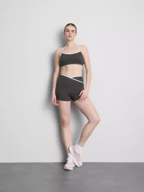 Kontrastně lemovaný sportovní crop top s kříženými ramínky na zádech
