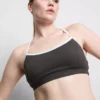 Kontrastně lemovaný sportovní crop top s kříženými ramínky na zádech