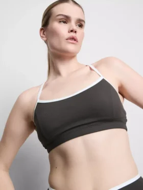 Kontrastně lemovaný sportovní crop top s kříženými ramínky na zádech