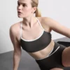 Kontrastně lemovaný sportovní crop top s kříženými ramínky na zádech