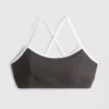 Kontrastně lemovaný sportovní crop top s kříženými ramínky na zádech