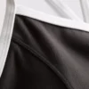 Kontrastně lemovaný sportovní crop top s kříženými ramínky na zádech