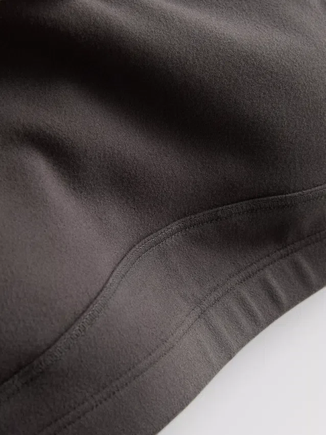 Kontrastně lemovaný sportovní crop top s kříženými ramínky na zádech