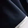 Kontrastní sportovní kombinéza s výstřihem do „U“