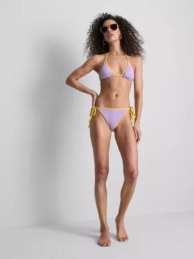 Kontrastní trojúhelníkové bikiny s mačkaným efektem
