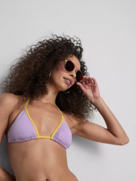 Kontrastní trojúhelníkové bikiny s mačkaným efektem