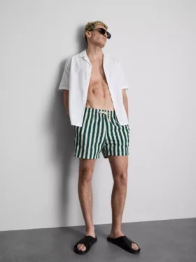 Kraťasy s pruhy ve stylu lehátka