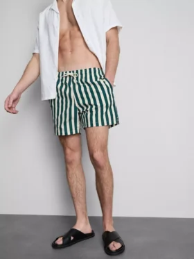 Kraťasy s pruhy ve stylu lehátka