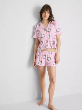 Kraťasy ve stylu „boyfriend“ s motivem Hello Kitty