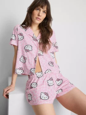 Kraťasy ve stylu „boyfriend“ s motivem Hello Kitty