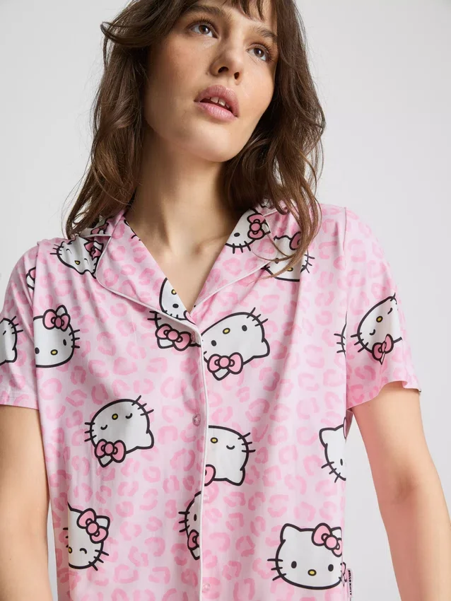 Kraťasy ve stylu „boyfriend“ s motivem Hello Kitty