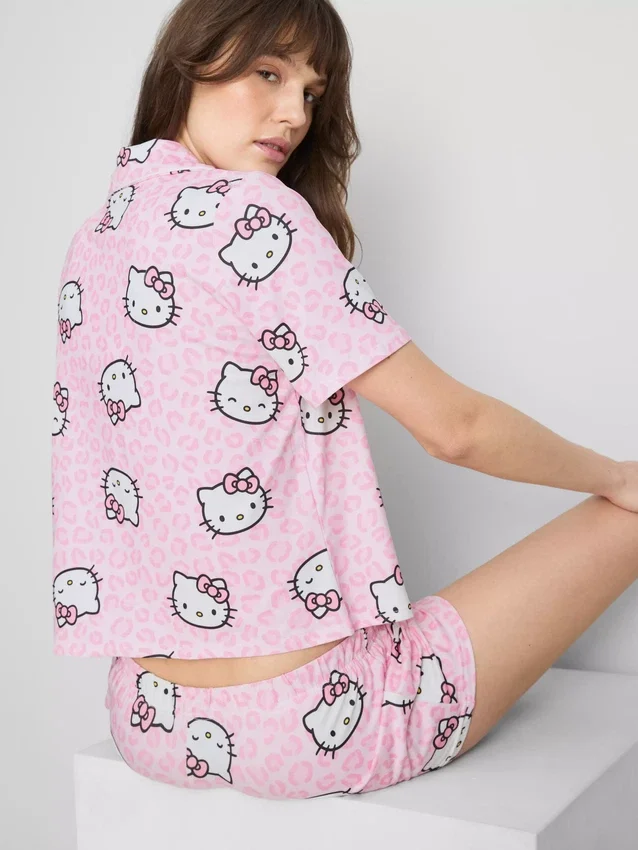 Kraťasy ve stylu „boyfriend“ s motivem Hello Kitty