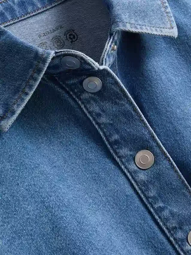 Krátká bavlněná džínová košile s volným střihem