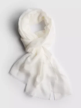 Lehký šátek s roztřepenými okraji