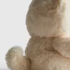 Malá plyšová hračka v podobě mourovaté kočky