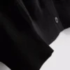 Nezbytný svetr s kulatým výstřihem