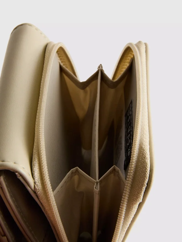 Peněženka na zip s metalickými detaily