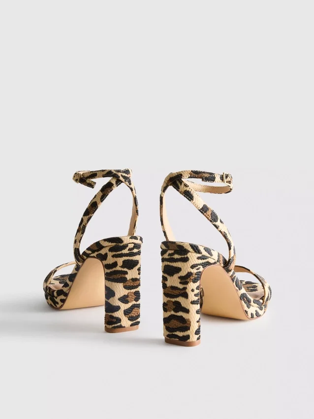Platformové boty na podpatku s leopardím vzorem