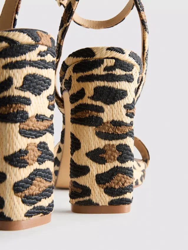 Platformové boty na podpatku s leopardím vzorem