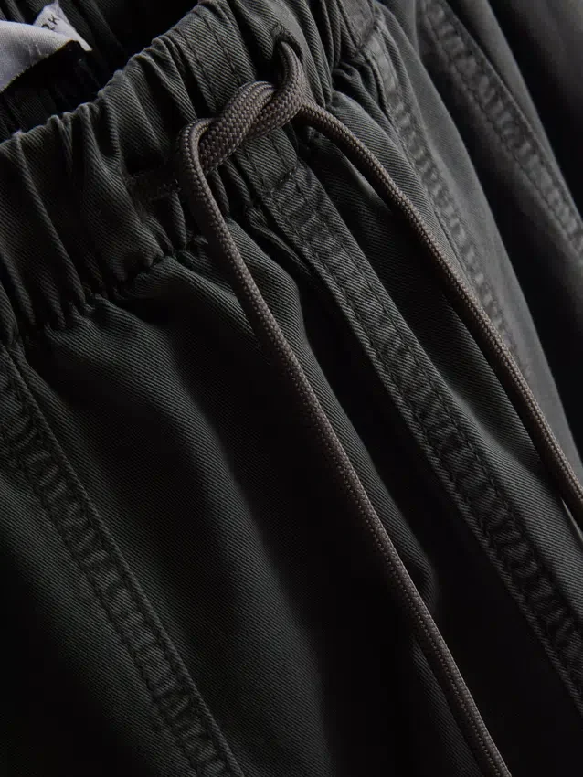 Praktické kalhoty se širokými nohavicemi a detailními švy