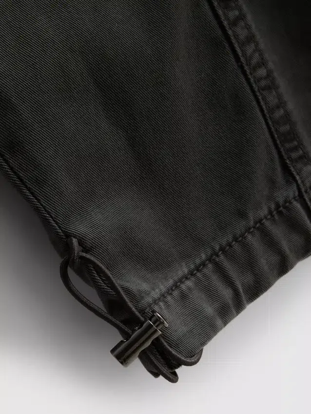 Praktické kalhoty se širokými nohavicemi a detailními švy