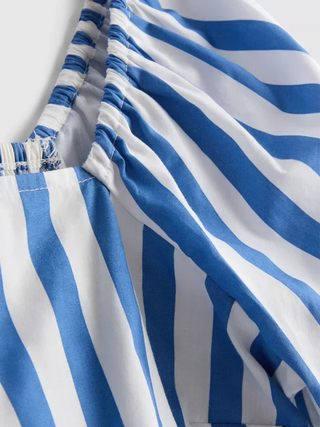 Pruhovaný top s nafouknutými rukávy a odhalenými rameny