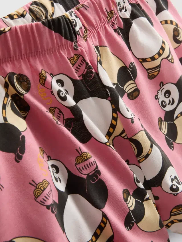 Pyžama s krátkými nohavicemi s motivem postavy z filmu Kung Fu Panda
