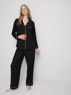 Pyžama ve stylu boyfriend s kontrastním lemováním