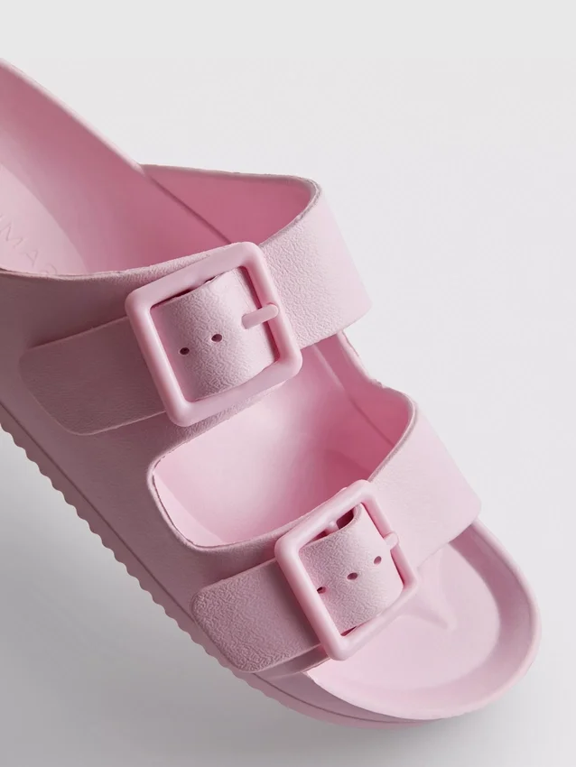 Sandály s masivním páskem a dvojitou sponou