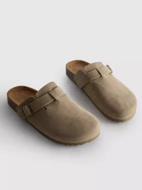 Sandály typu clogs s přezkou