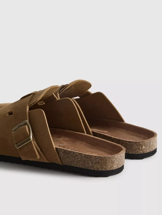 Sandály typu clogs s přezkou