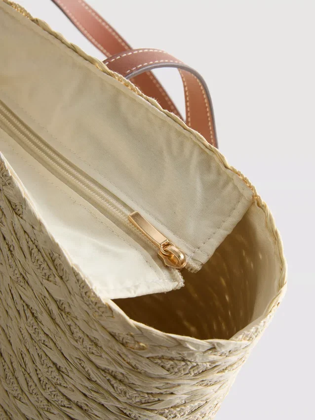 Slaměná taška typu „bucket“