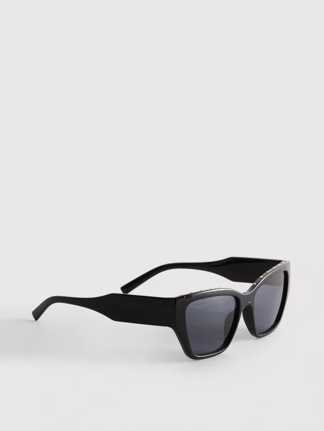 Sluneční brýle typu „cat-eye“ s cvočky