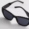 Sluneční brýle typu „cat-eye“ s cvočky