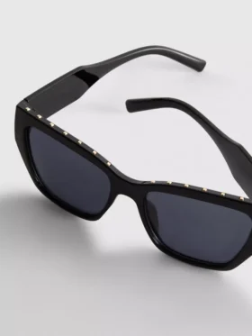 Sluneční brýle typu „cat-eye“ s cvočky