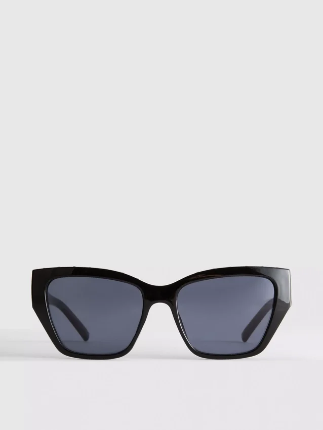 Sluneční brýle typu „cat-eye“ s cvočky