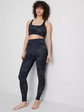 Sportovní krátký top s mramorovým potiskem a zády ve stylu racerback