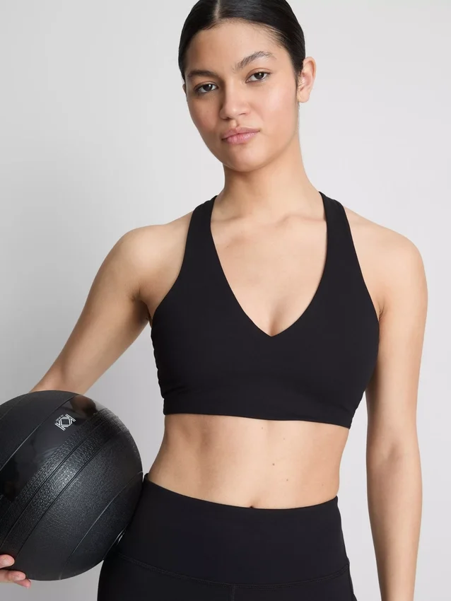 Sportovní krátký top s výstřihem do V a hladkou oporou