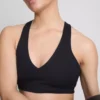 Sportovní krátký top s výstřihem do V a hladkou oporou