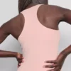 Sportovní tílko s výstřihem do U