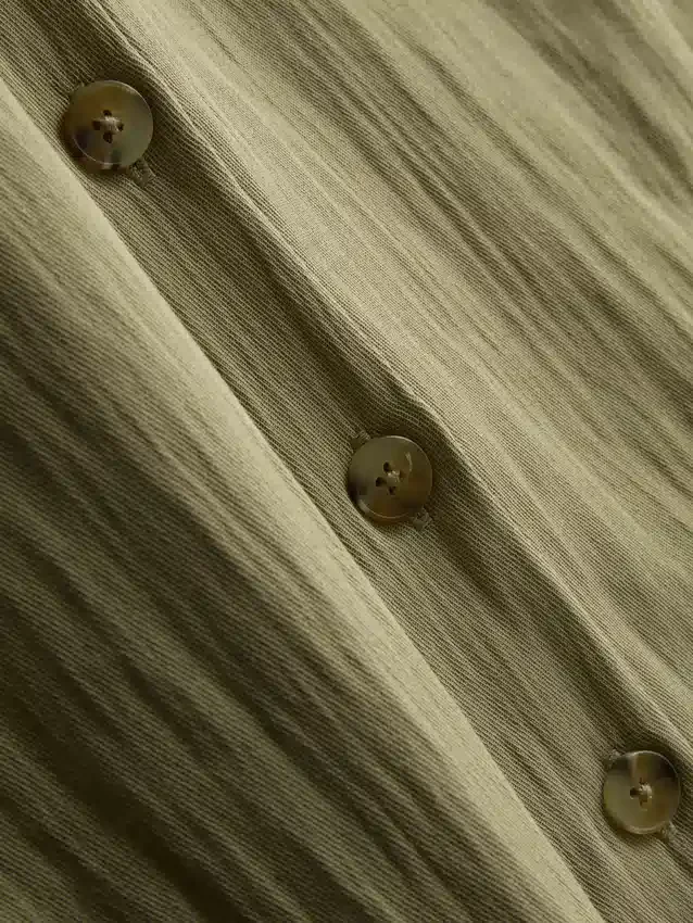 Texturovaný top s knoflíky a halterovým výstřihem
